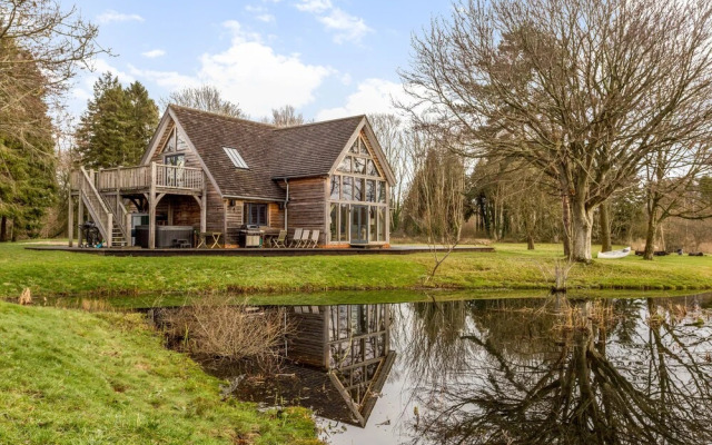 Stunning Lakeside Country Retreat near Cirencester