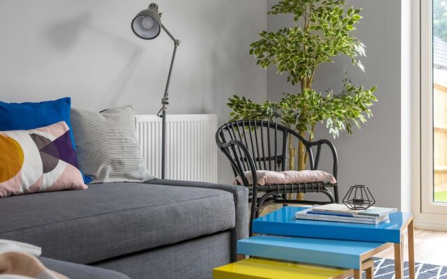 Deco Spacious Townhouse