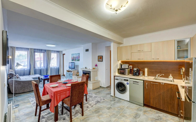 Bright and Spacious 2-BDR Apartment with Balcony