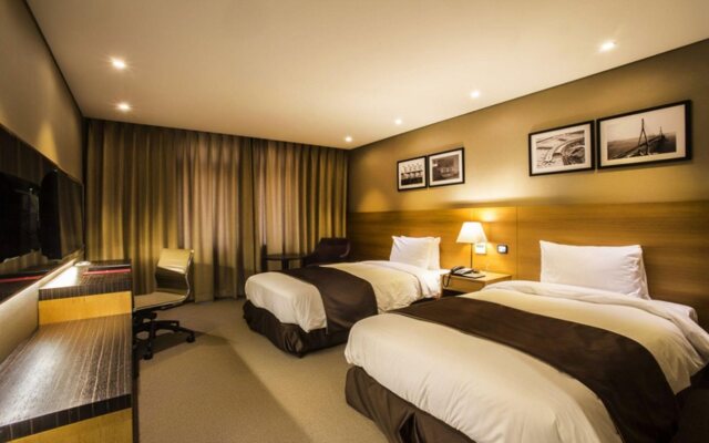 The Central Plaza Hotel