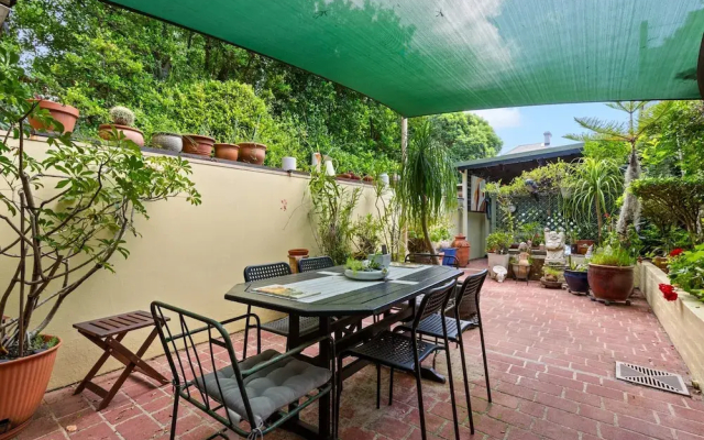 Spacious 2-bed Townhouse With Garage & Patio