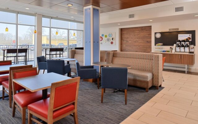 Holiday Inn Express & Suites Farmington Hills - Detroit by IHG