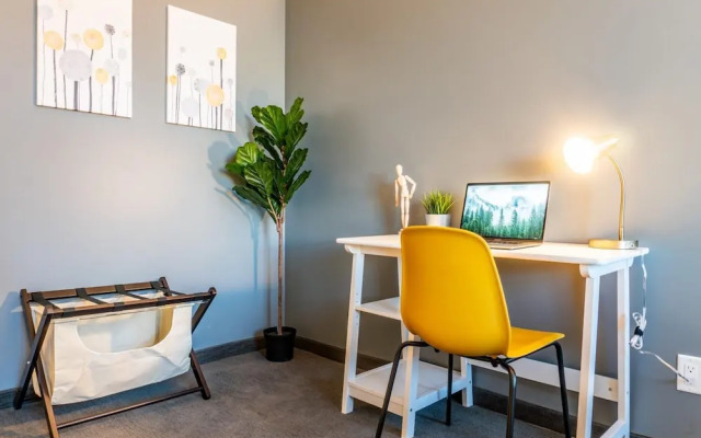 Comfy DT Loft w Parking Rooftop Patio BBQ Gym