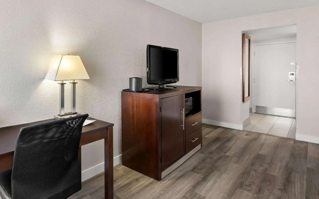 Best Western Luxbury Inn Fort Wayne