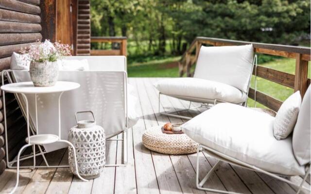 Spacious, contemporary 5Br Chalet with glacial views