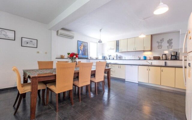 Amazing Home in Sevid With Wifi and 9 Bedrooms