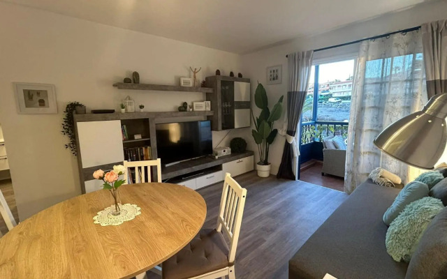 Hübsche Ferienwohnung mit 2 Schlafzimmern, Pool und WLAN, Strandnähe