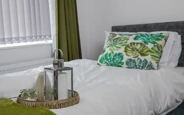 Stylish 4 Bed Apartment- Private Garden & Sleeps 8