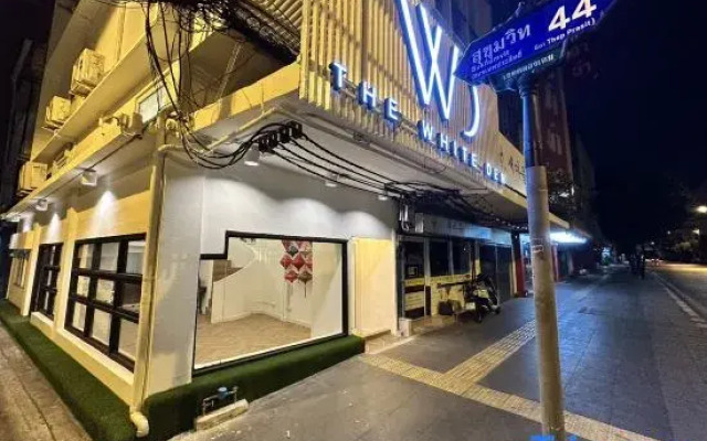 The White Den Sukhumvit 44