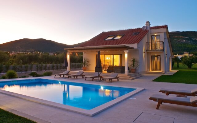 Modern Villa in Kaštel Novi With Private Pool