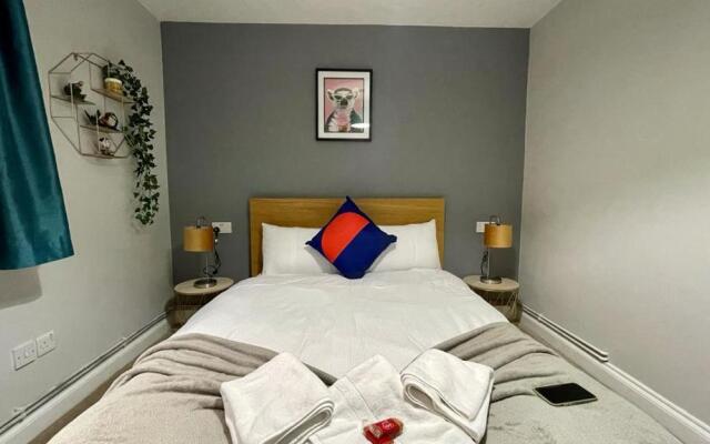RiverView 1 Bed Apartment with Parking by CozyNest
