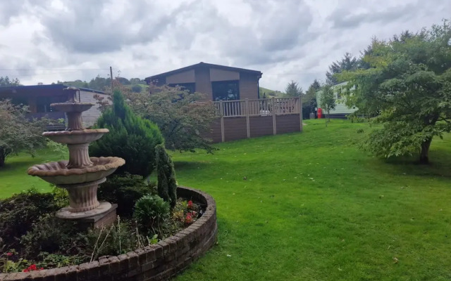 Luxury Lodge - Sleeps 4, hot tub & Parking