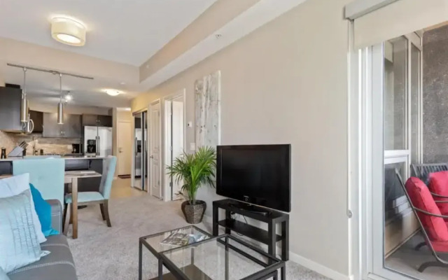 Modern DT Condo Balcony Parking Gym Hot Tub