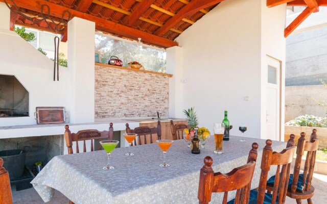 Nice Home in Slatine with Hot Tub, WiFi & 6 Bedrooms