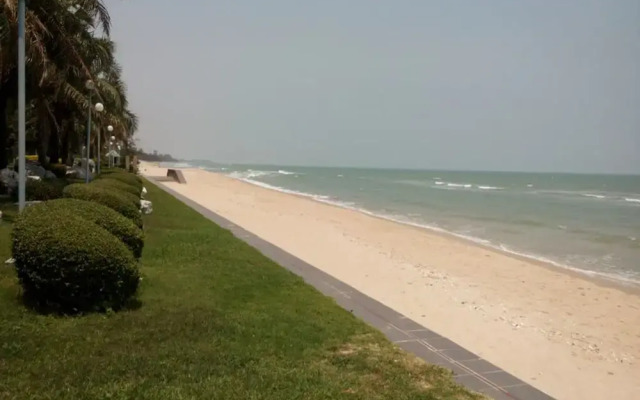 Cha-Am Grand Condotel by Frank