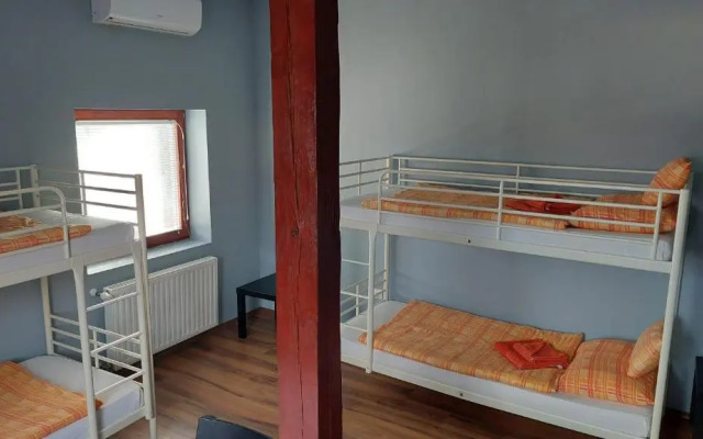 Vadgesztenye Youth Hostel