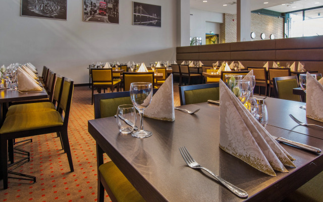 Park Inn by Radisson Oslo Airport Hotel West