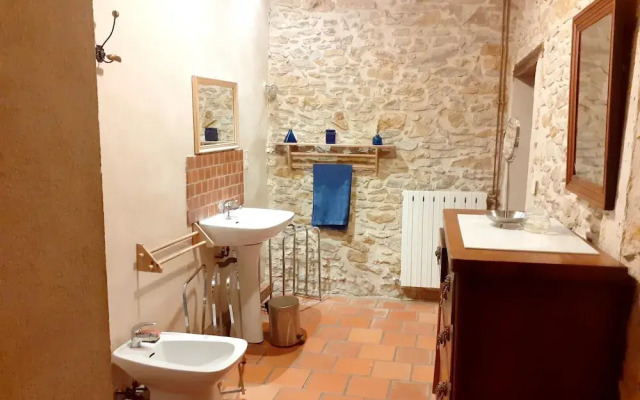 House With 4 Bedrooms in Laudun-l'ardoise, With Wonderful City View, Furnished Garden and Wifi