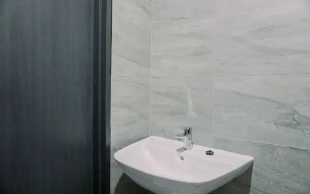 Well Furnished And Comfy Studio Collins Boulevard Apartment
