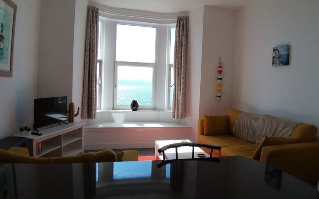 Captivating 1-bed Apartment sea Views,in Innellan