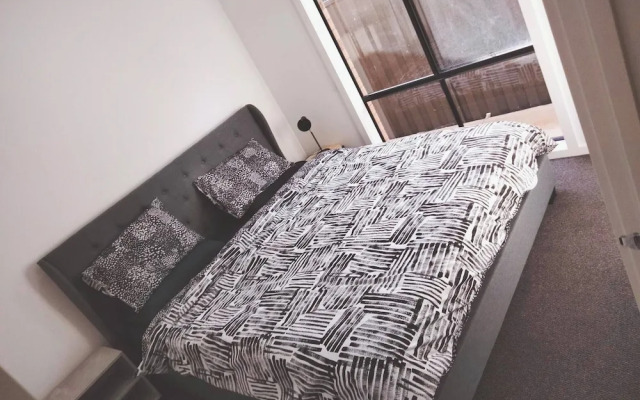 Modern & Cosey 4bedroom House Walk to Beach