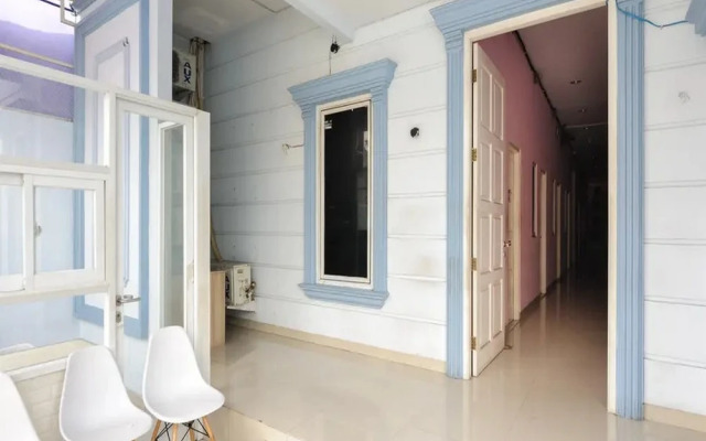 RedDoorz near Stasiun Palmerah