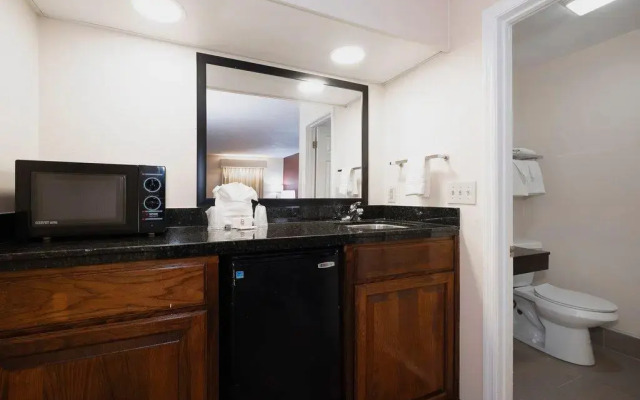 Red Roof Inn & Suites Calhoun