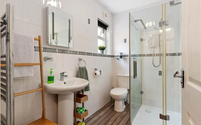 St Helens Apartment 2 - Short Walk to Beach