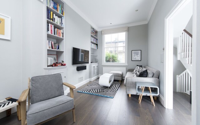 Stylish and Spacious 2BR House in Hammersmith