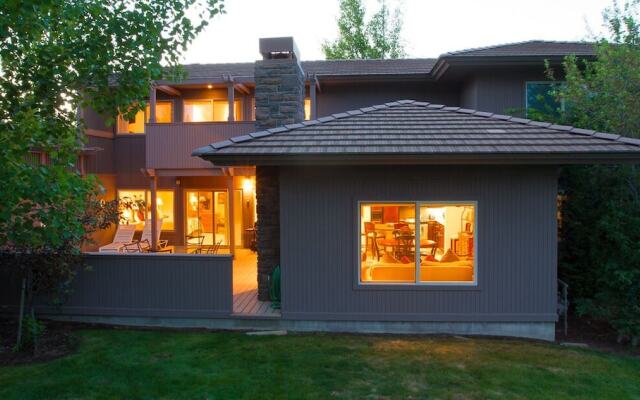 #5 At Broken Top 2 Bedroom Villa by RedAwning