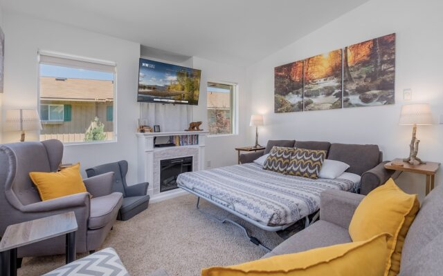 Alpine Family Haus 2 Bedroom Condo by NW Comfy Cabins by RedAwning