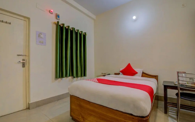 OYO 13490 Hotel Aniket