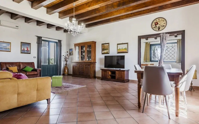 Charming Sea View Villa close to beach