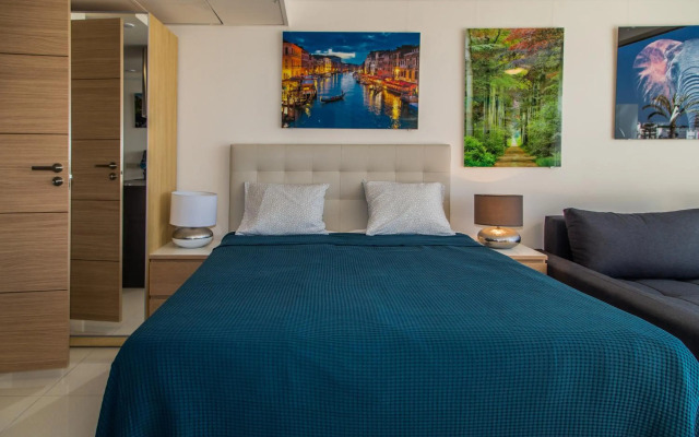 First Line P. Banus Sleeps 4