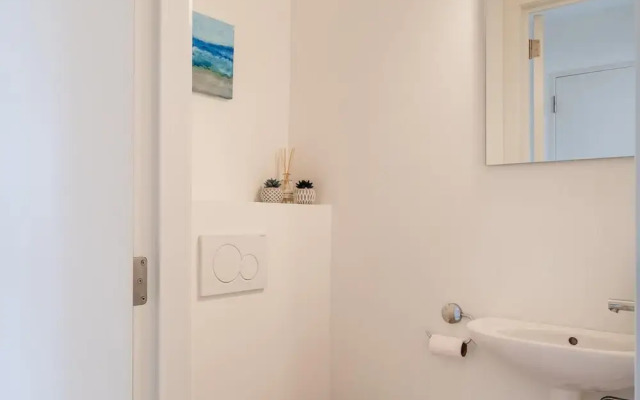 Coastal Retreat With Balcony