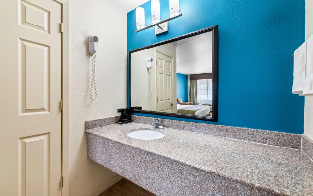 Best Western Delhi Inn