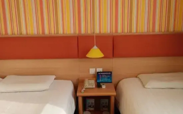 Home Inn (Beijing International Exhibition Center Liufang Metro Station)