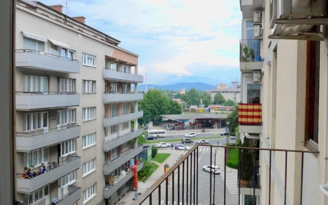 Cozy, Spacious & Sunny in Heart of City Center