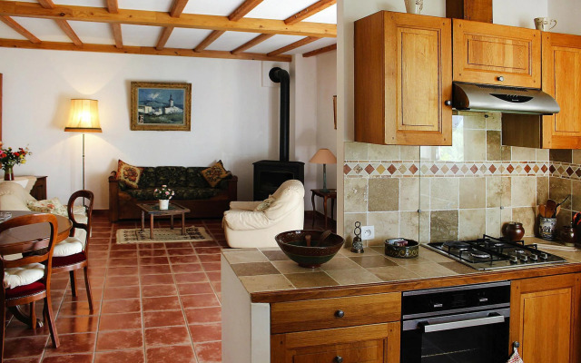 Charming holiday home with private garden, Revest-du-Bion