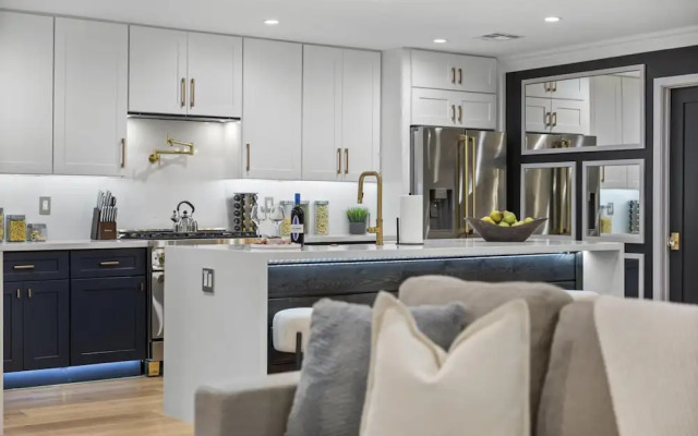 Valley View Chic Home w Backyard Oasis