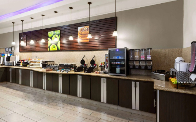 La Quinta Inn & Suites by Wyndham Deer Park