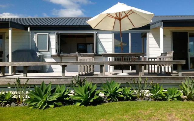 Kowhai Retreat - Matarangi Holiday Home