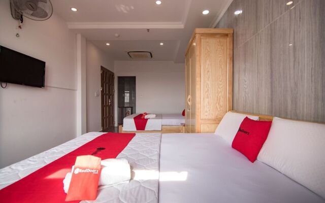 RedDoorz near Tan Son Nhat Golf 2