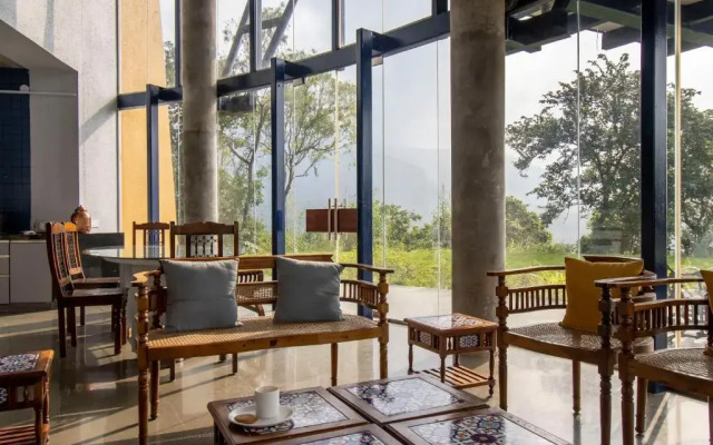 SaffronStays Solasta, Mulshi - Infinity Pool Villa with Mulshi DAM Views