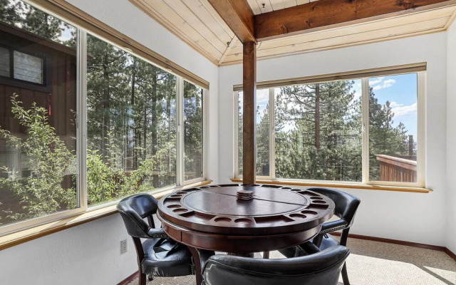 Hall Court Manor - Hot Tub, Pet Friendly, Pool Table!