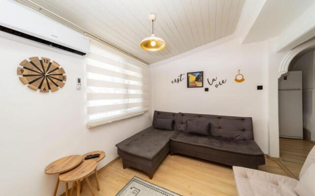Central Flat With Balcony and Terrace in Muratpasa