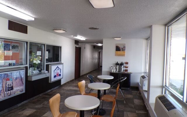 Regal 8 Inn & Suites