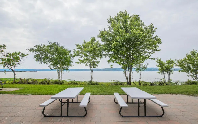 Syracuse Inn & Suites