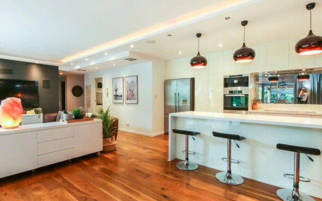 Spacious 2 Bedroom Apartment in Ascot With Large Private Garden