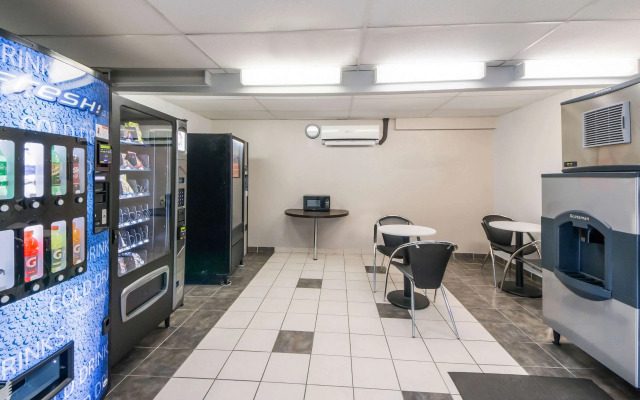 Studio 6 Laredo, TX - North I-35